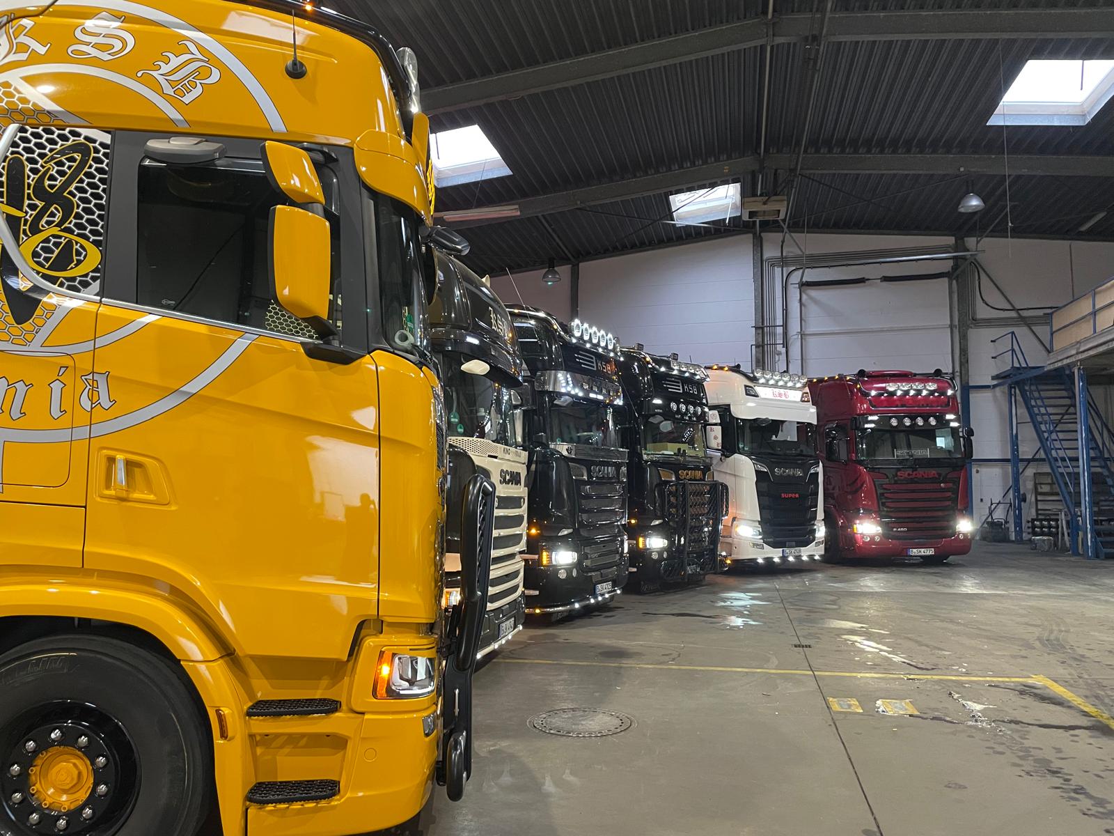 Mehrere LKW in der KSB-Logistik-Halle in Berlin